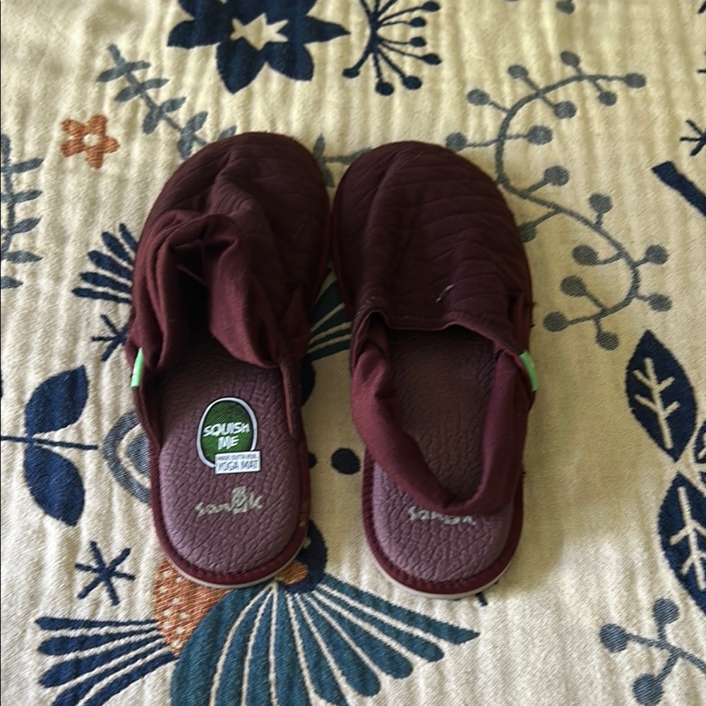 Sanuk Maroon Quilted Sandals with strap. Like new only worn once!